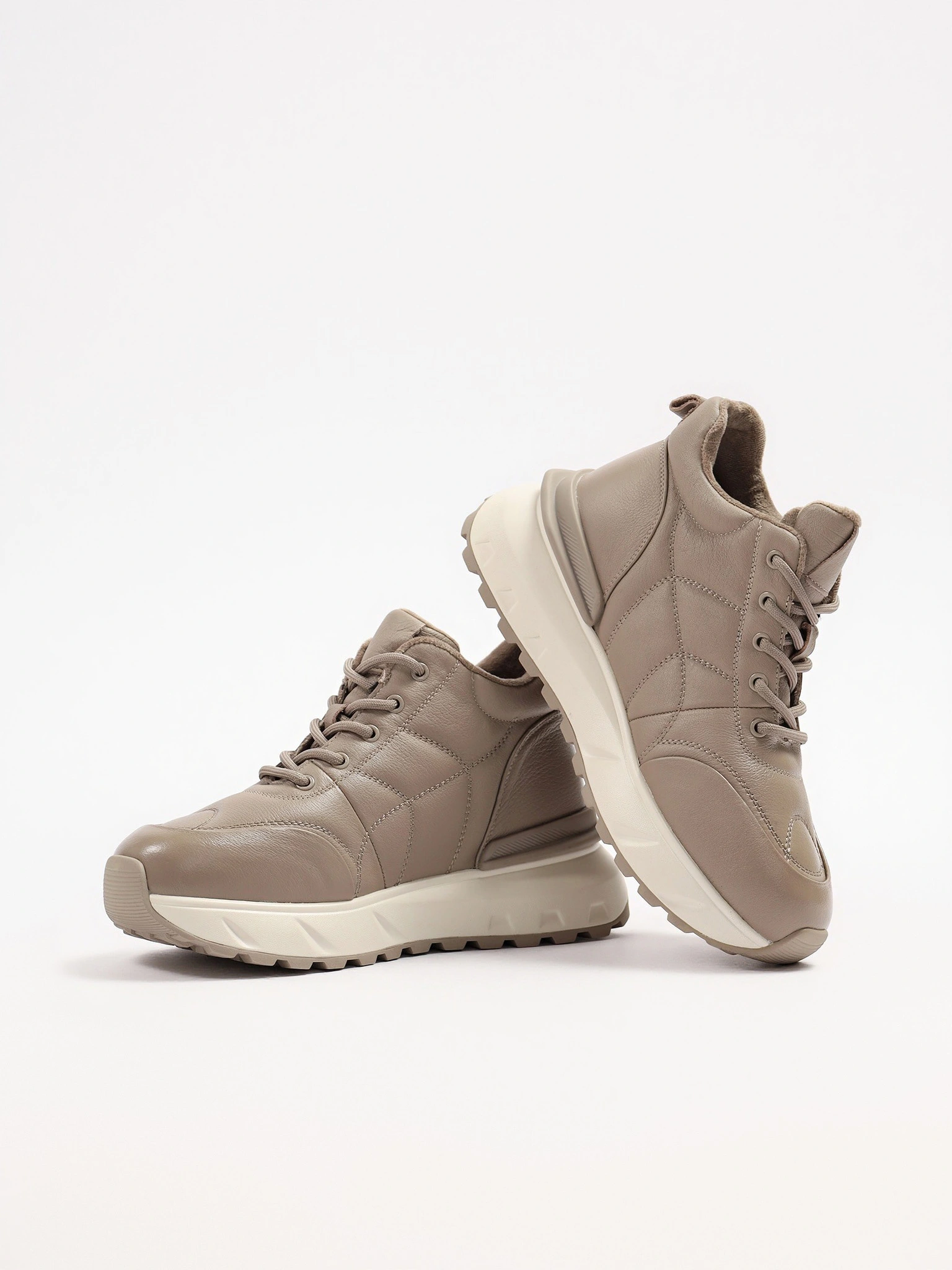 Кроссовки серого цвета на средней рельефной подошве